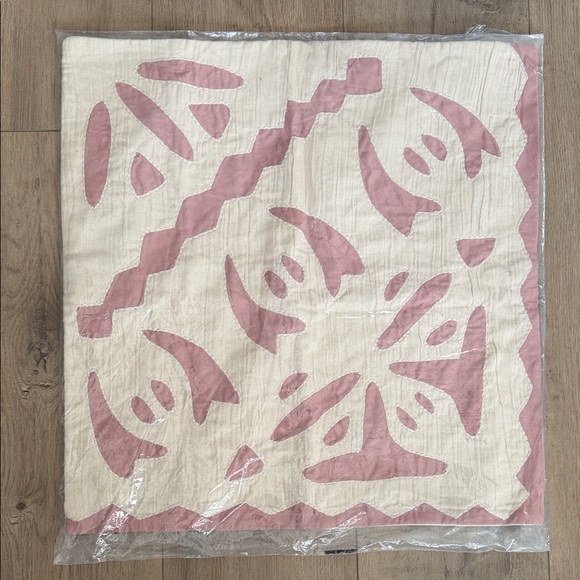 NWT West Elm Barcela Reverse Applique Pillow Cover 20 x 20 Blush and Cream - Picture 2 of 7